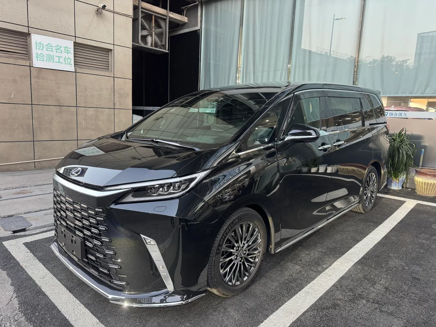 Lexus LM