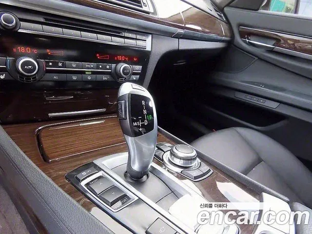BMW 7-Series F01, 2009 — фото 11