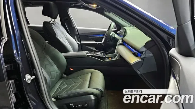 BMW 5-Series G60, 2025 — фото 10