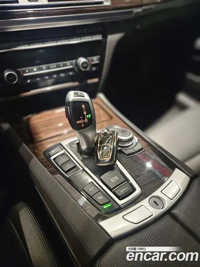 BMW 7-Series F01, 2011 — фото 10