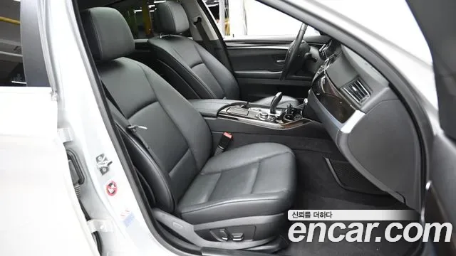 BMW 5-Series F10, 2010 — фото 12