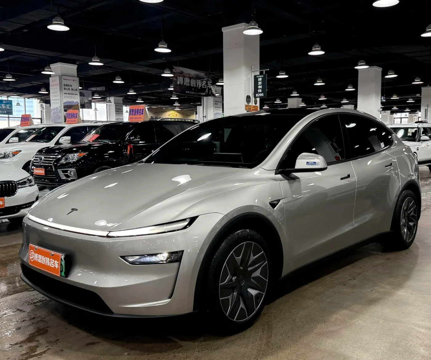 Tesla Model Y L, 2026 — внешний вид автомобиля