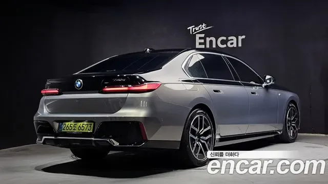 BMW 7-Series G70, 2025 — фото 2